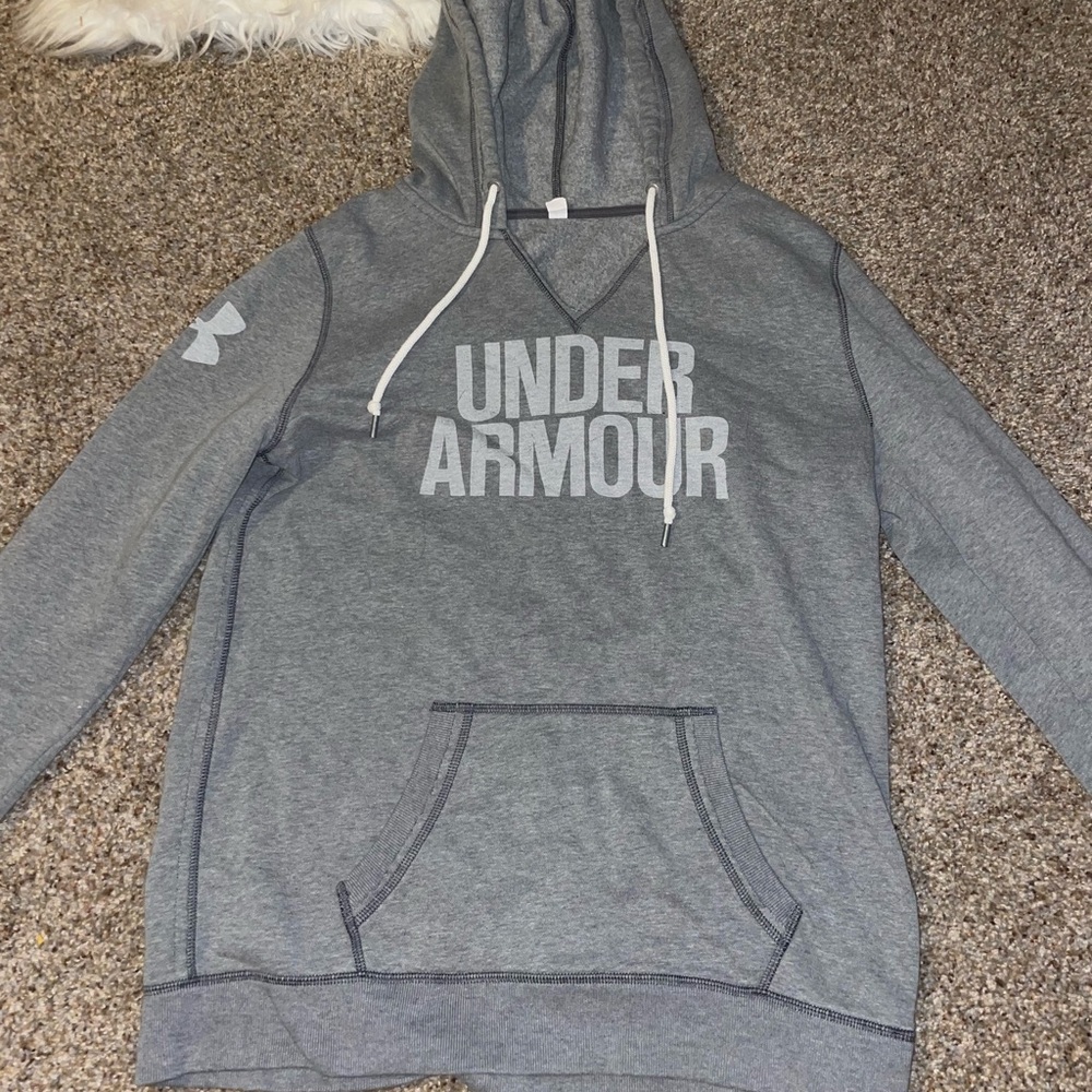 Size M grey colored Under Armor sweatshirt. Good condition.